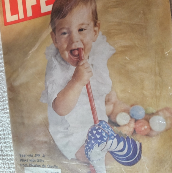 Iconic JFK Memorabilia LIFE Magazine 2 ISSUES JFK JFK JR. White House 1961 1963 - Picture 4 of 16